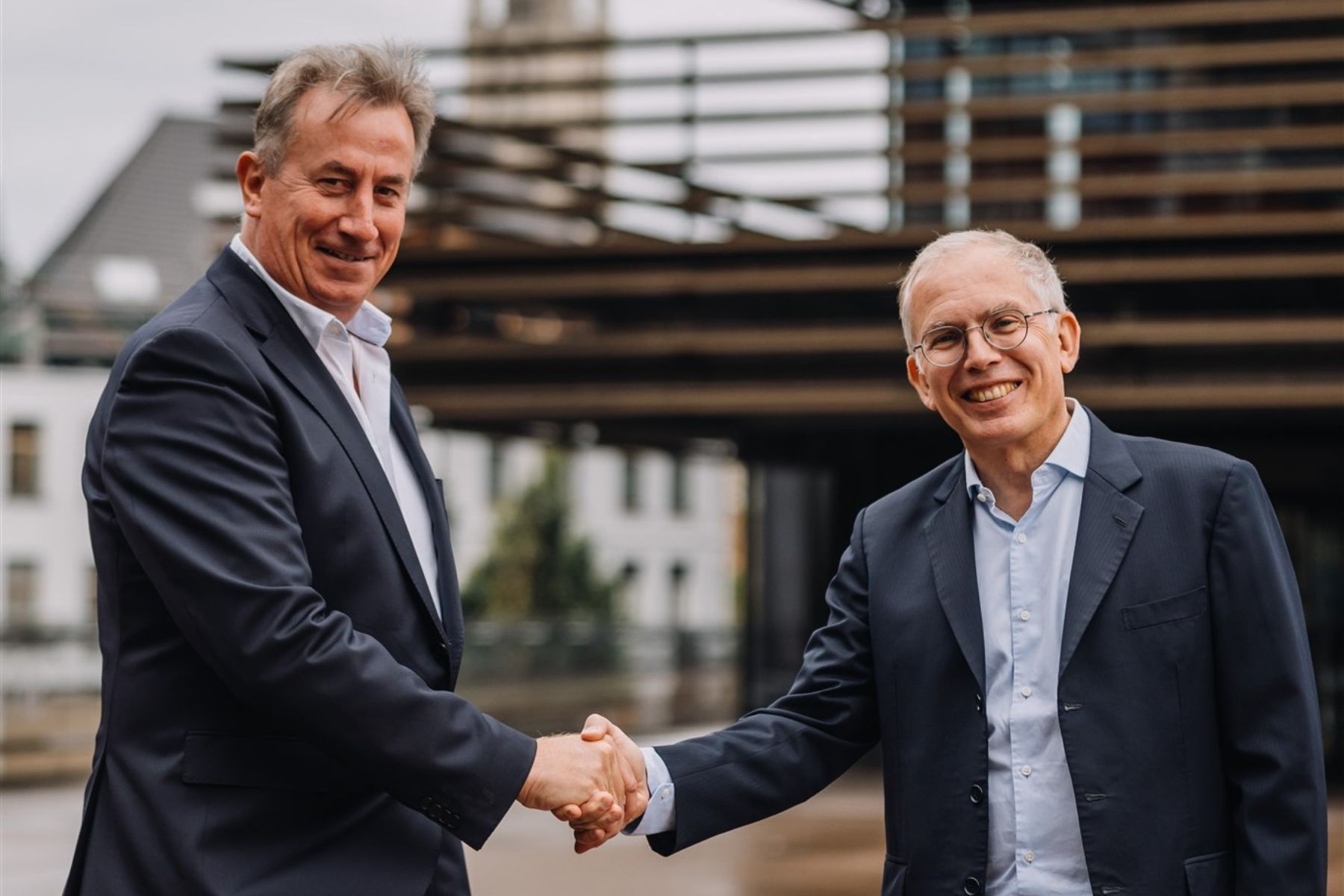 Amphistar CEO Pierre-Franck Valentin (right), shaking hands with Michel Dewael, commercial director at Caldic Europe