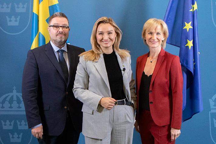 Energi- och näringsminister Ebba Busch med industrisamordnarna Jonas Lundström och Kristina Alvendal. Foto: Elima Mwinyipembe/Regeringskansliet.