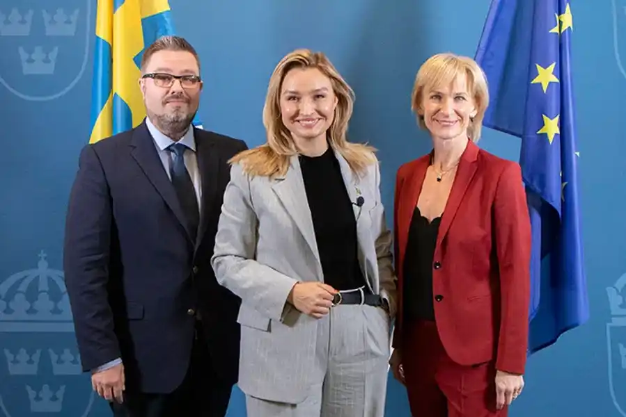 Energi- och näringsminister Ebba Busch med industrisamordnarna Jonas Lundström och Kristina Alvendal. Foto: Elima Mwinyipembe/Regeringskansliet.