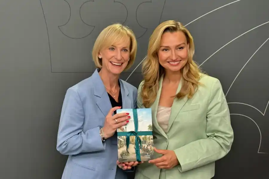 Kristina Alvendal, regeringens industrisamordnare, och energi- och näringsminister Ebba Busch (KD). Foto: Andreas Jennische.