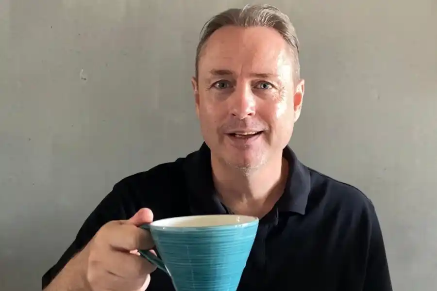 Peo Ekberg som driver One planet café som gör bananpapper. Foto: Pressbild.