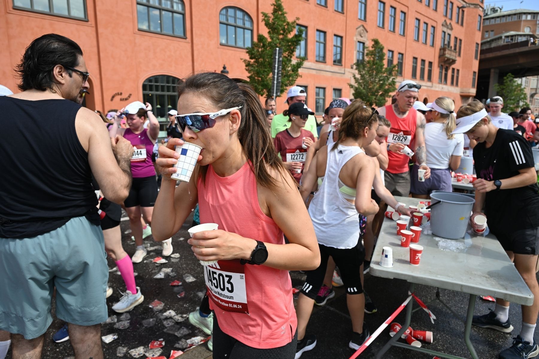 Stockholm Marathon 2024, då det fortfarande serverades dryck i vanliga pappersmuggar. Foto: TT.