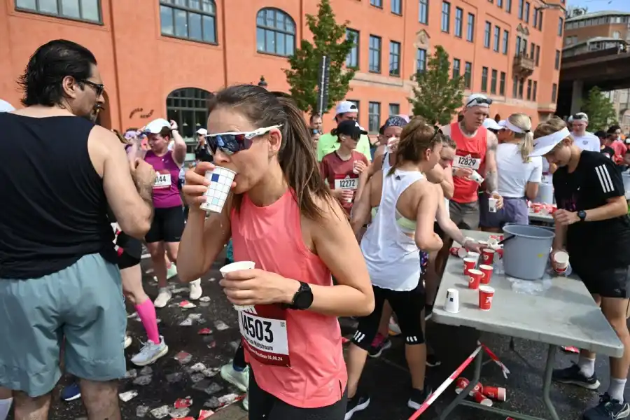 Stockholm Marathon 2024, då det fortfarande serverades dryck i vanliga pappersmuggar. Foto: TT.