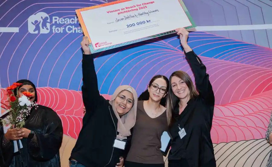 Susan Dahlbeck längst till höger vann Reach for changes verksamhetsstöd vid en pitchtävlig som avgjordes på tisdagen.