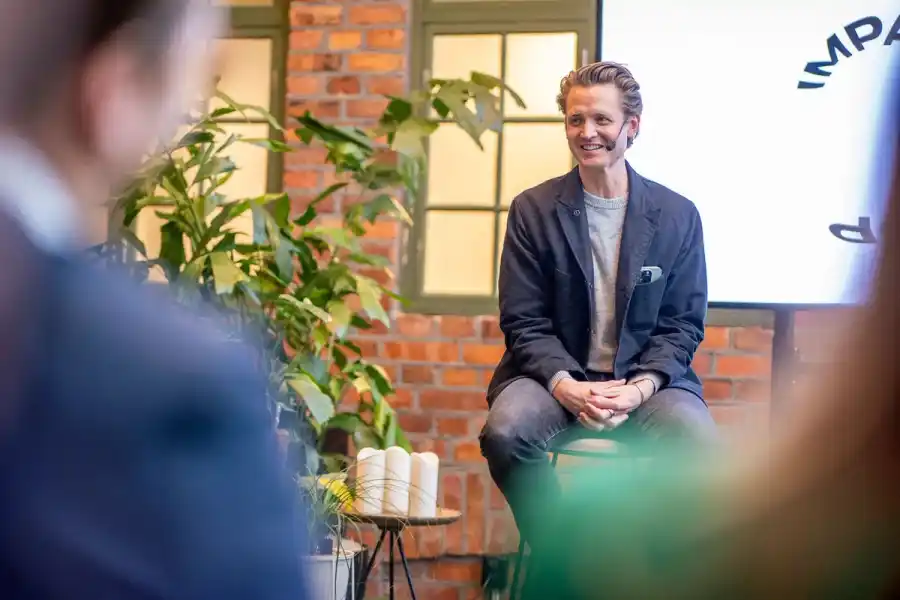 Niklas Adalberth på Impact Loops meetup på Norrsken. Foto: Jonas Borg.