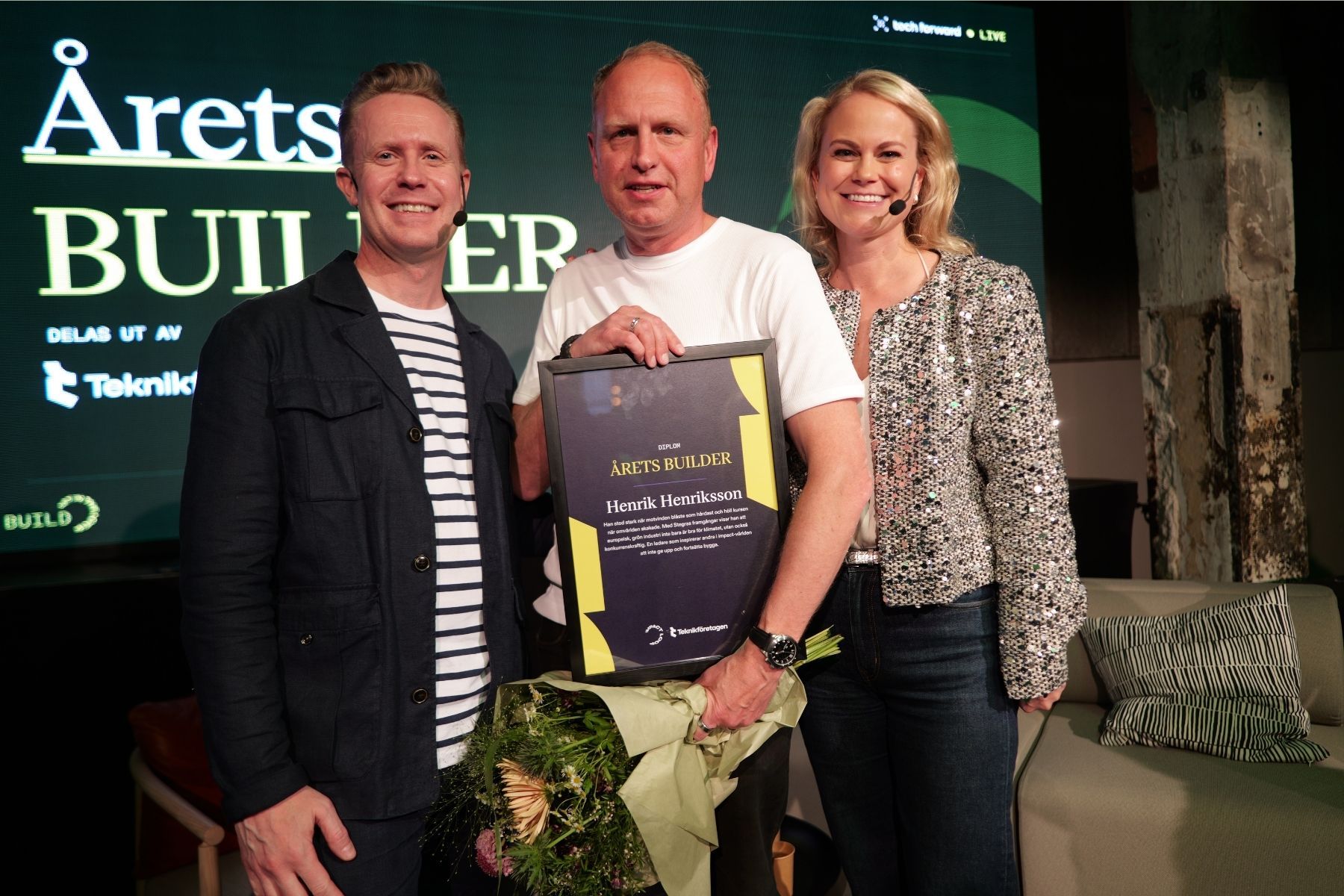 Jonas Bergqvist från Almi Invest Greentech och en av kvällens moderatorer, Henrik Henriksson, vd på Stegra och Årets Builder samt Camilla Bergman, chefredaktör och grundare av Impact Loop. Foto: Jonas Borg.