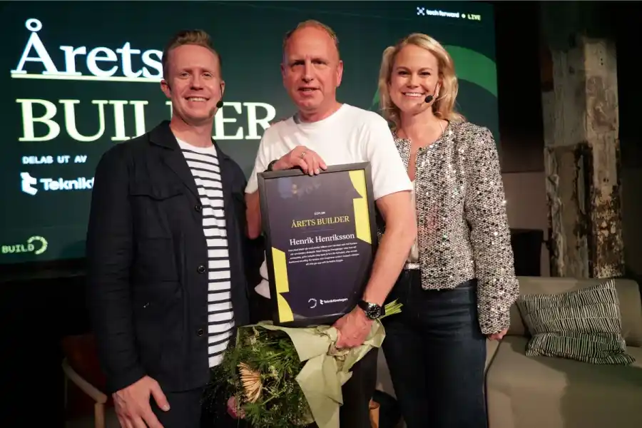 Jonas Bergqvist från Almi Invest Greentech och en av kvällens moderatorer, Henrik Henriksson, vd på Stegra och Årets Builder samt Camilla Bergman, chefredaktör och grundare av Impact Loop. Foto: Jonas Borg.