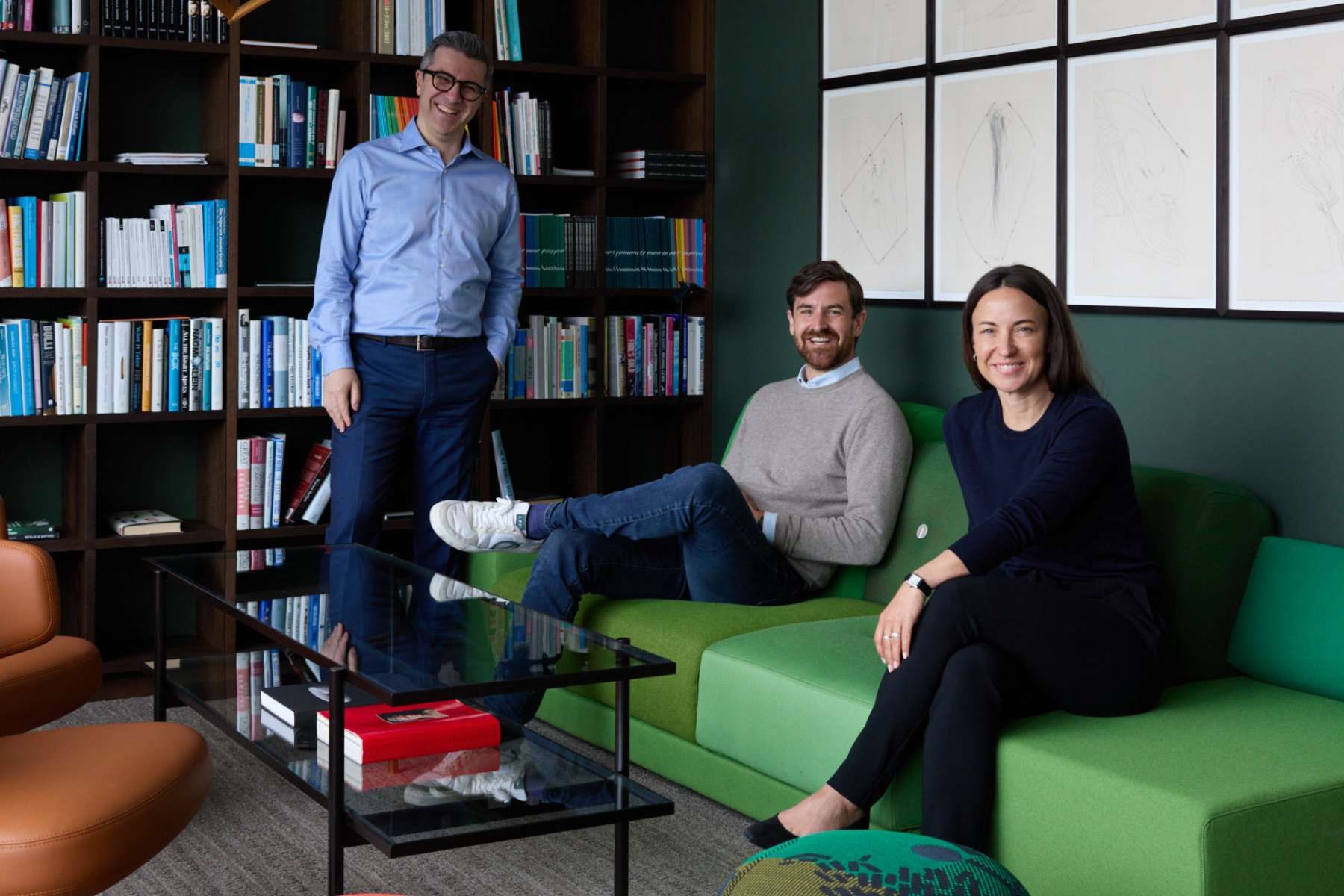 Anna Skarborg, hållbarhetschef på P Capital Partners, med team. Foto: pressbild.