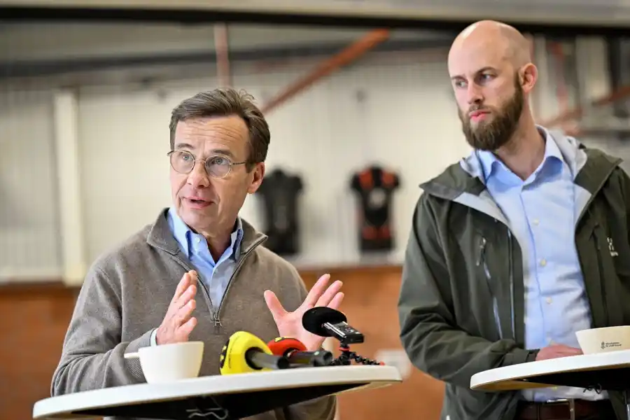 Statsminister Ulf Kristersson (M) och Carl-Oskar Bohlin (M), minister för civilt försvar. Foto: TT.