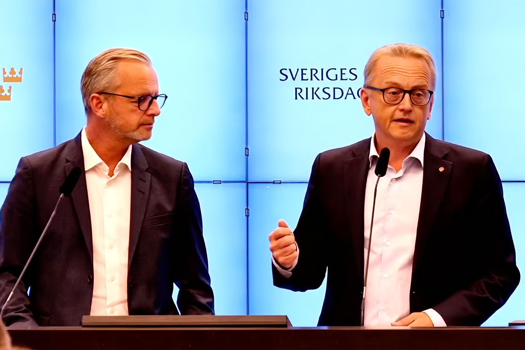 Mikael Damberg, ekonomisk-politisk talesperson för Socialdemokraterna, tillsammans med Fredrik Olovsson, näringspolitisk talesperson, på pressträffen i riksdagen. Foto från video.