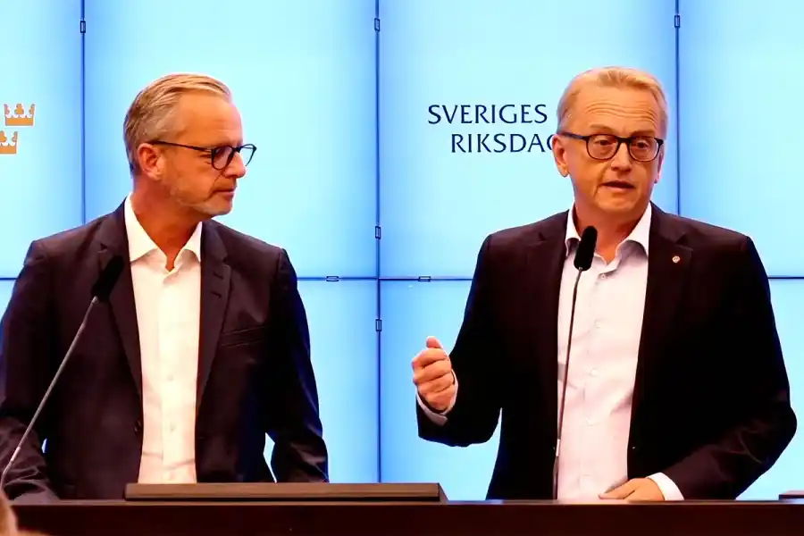 Mikael Damberg, ekonomisk-politisk talesperson för Socialdemokraterna, tillsammans med Fredrik Olovsson, näringspolitisk talesperson, på pressträffen i riksdagen. Foto från video.