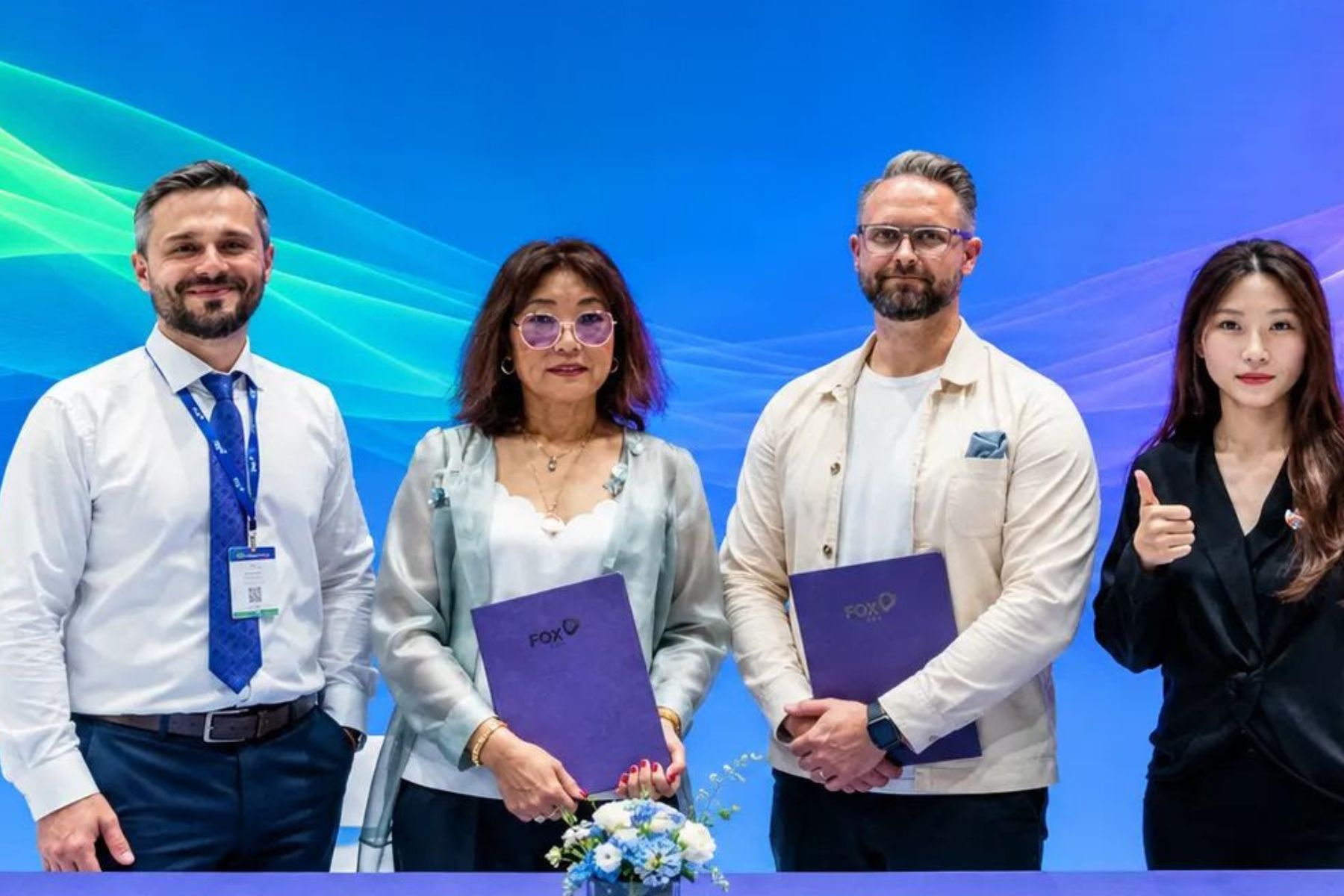 Davor Sutalo (Fox ESS), Sonia Benard (Fox ESS), Martin Ragnarsson (KP Energy) och Jasmin Zhao (Fox ESS). Pressbild.