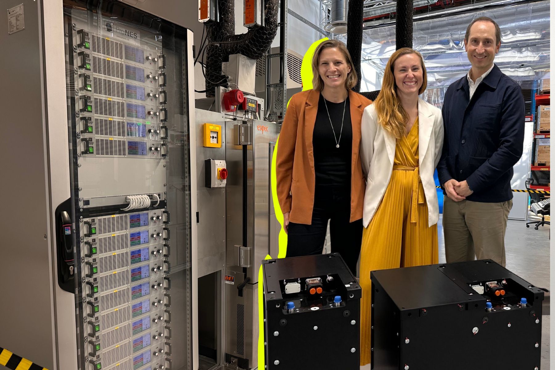 Elin Åkerström, vd Scania Industrial Batteries, Sara Hermansson, chef på Scania Power Solutions och Gustaf Sundell, ansvarig för Scanias affärsområde Ventures and New Business. Foto: Jenny Kjellén.