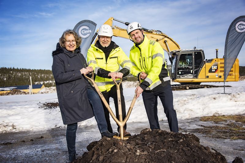 Anna-Britta Åkerlind, kommunstyrelsens ordförande i Örnsköldsvik, Cinis Fertilizers vd Jakob Liedberg och We Constructions vd Jonas Lindén i samband med bygget av den andra anläggningen. Foto: Pressbild