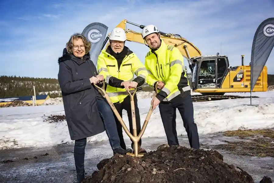 Anna-Britta Åkerlind, kommunstyrelsens ordförande i Örnsköldsvik, Cinis Fertilizers vd Jakob Liedberg och We Constructions vd Jonas Lindén i samband med bygget av den andra anläggningen. Foto: Pressbild
