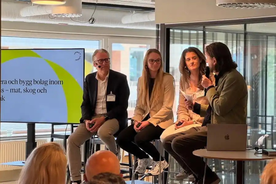 Andreas Hörnfeldt på Södra, Johanna Rahm Juhlin, investerare på LRF Ventures och Rebecka Kornfeld på Industrifonden samt moderator Johann Bernövall från Impact Loop.