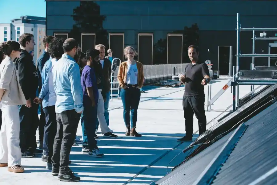 André Augusto, professor i energiteknik vid Högskolan Dalarna, berättar om forskning och undervisning vid solcellsanläggningen på Campus Borlänge. Pressbild.