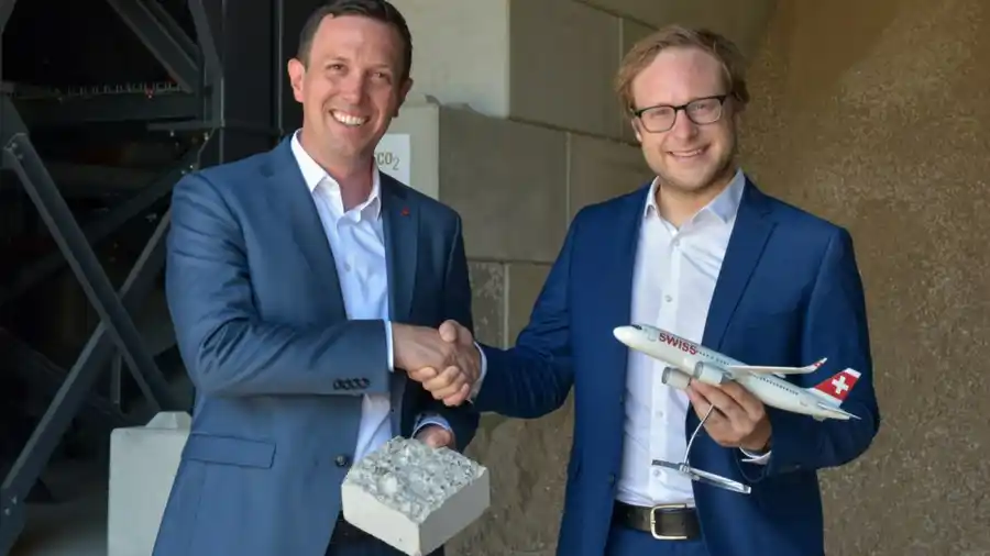 SWISS CEO Jens Fehlinger (left) and Neustark founder and co-CEO Johannes Tiefenthaler (right). Credit: Swiss International Air Lines.