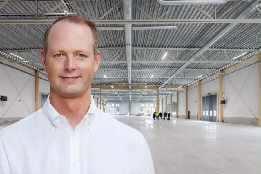 Oscar Hållén, vd på Cemvision framför ett golv gjutet av deras klimatsnåla cement. Foto: Cemvision (montage).