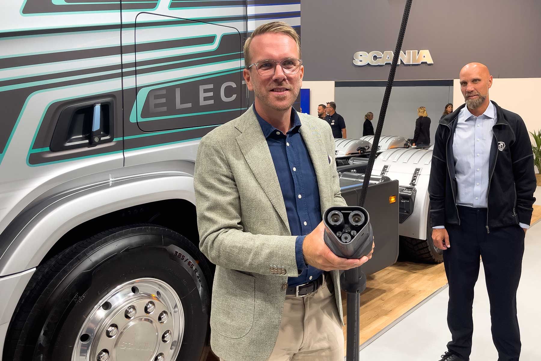 Infrastrukturminister Andreas Carlson (KD) fick prova på att hantera en megawattladdare i Scanias monter. Foto: Esbjörn Guwallius