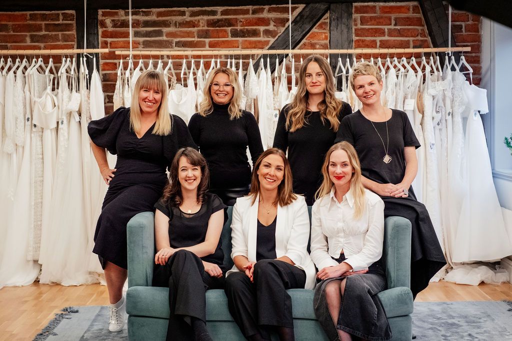 Frida Enslöw (sittande i mitten) med sitt team på Bröllopsbruket. Foto: Pressbild