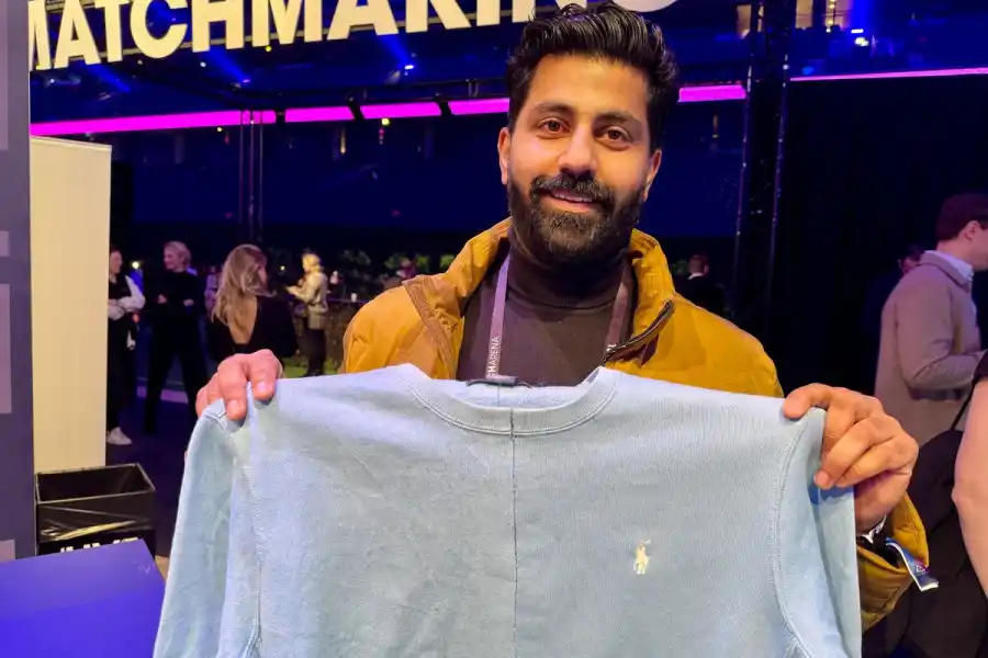 Wajahat Hussain, grundare av Biorestore, med en tröja där högra delen av tröjan (den med loggan) tvättats med Biorestores produkt. Foto: Impact Loop.