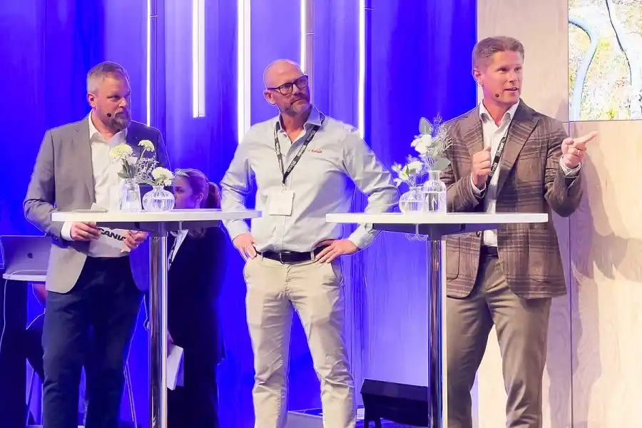 Fredrik Remneblad, vd Renall, och Fredrik Öjdemark, vd Närkefrakt. Längst till vänster Simon Eklund, Scania, som modererade samtalet. Foto: Esbjörn Guwallius