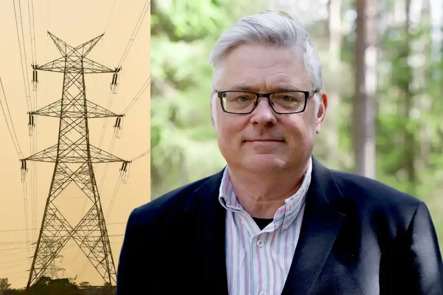 Bengt Kriström, professor i naturresursekonomi vid Sveriges lantbruksuniversitet. Foto: Pressbild / Canva (montage).