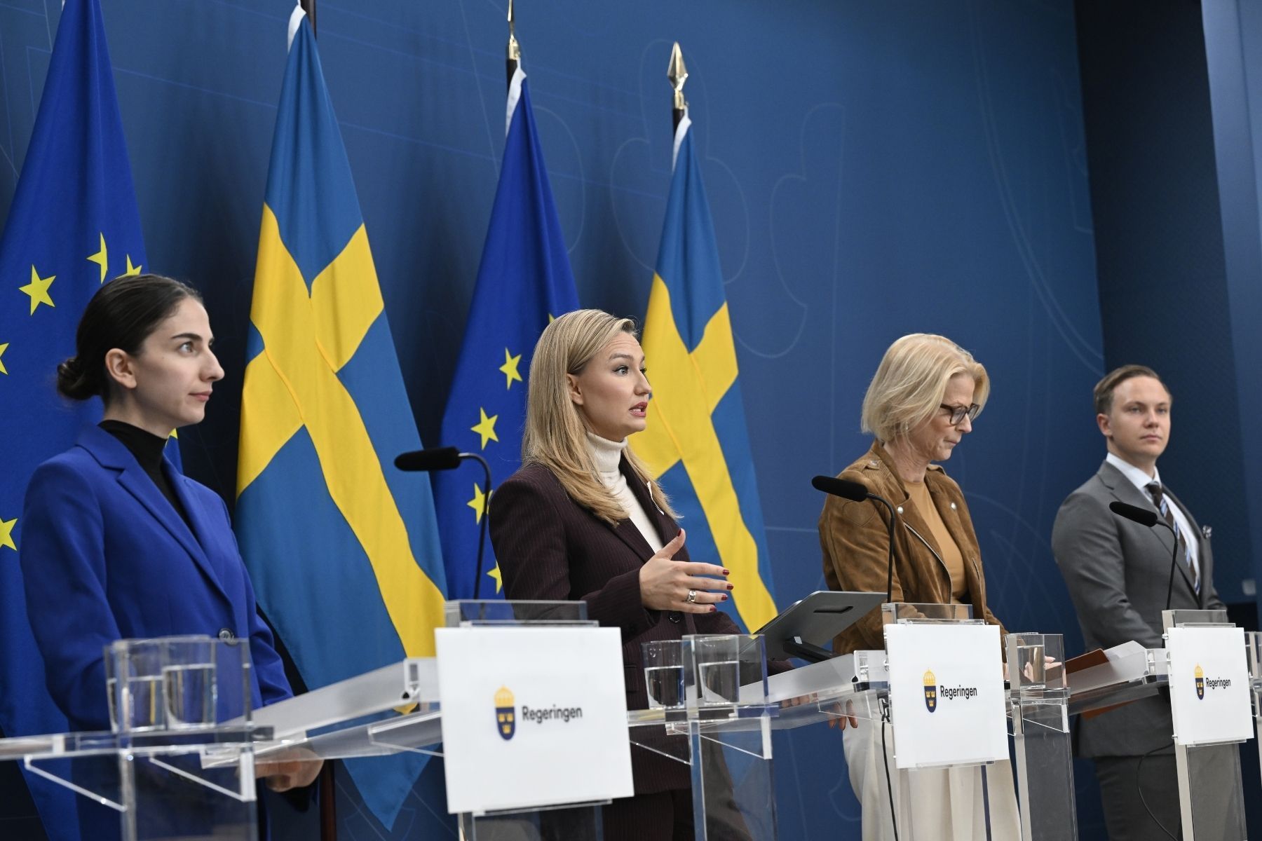 Klimat- och miljöminister Romina Pourmokhtari (L), energi- och näringsminister Ebba Busch (KD), finansminister Elisabeth Svantesson (M), och näringsutskottets ordförande Tobias Andersson (SD), under en pressträff där en nyhet på kärnkraftsområdet presenteras.