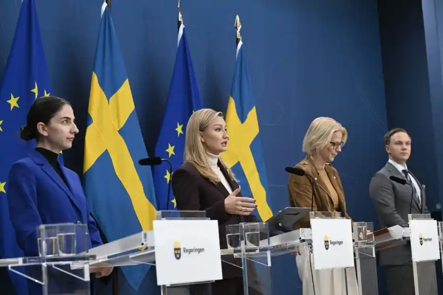Klimat- och miljöminister Romina Pourmokhtari (L), energi- och näringsminister Ebba Busch (KD), finansminister Elisabeth Svantesson (M), och näringsutskottets ordförande Tobias Andersson (SD), under en pressträff där en nyhet på kärnkraftsområdet presenteras.