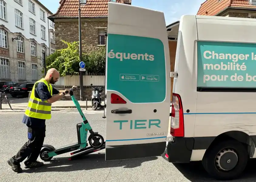 Tiers elsparkcyklar skjutsas bort. Foto: TT.