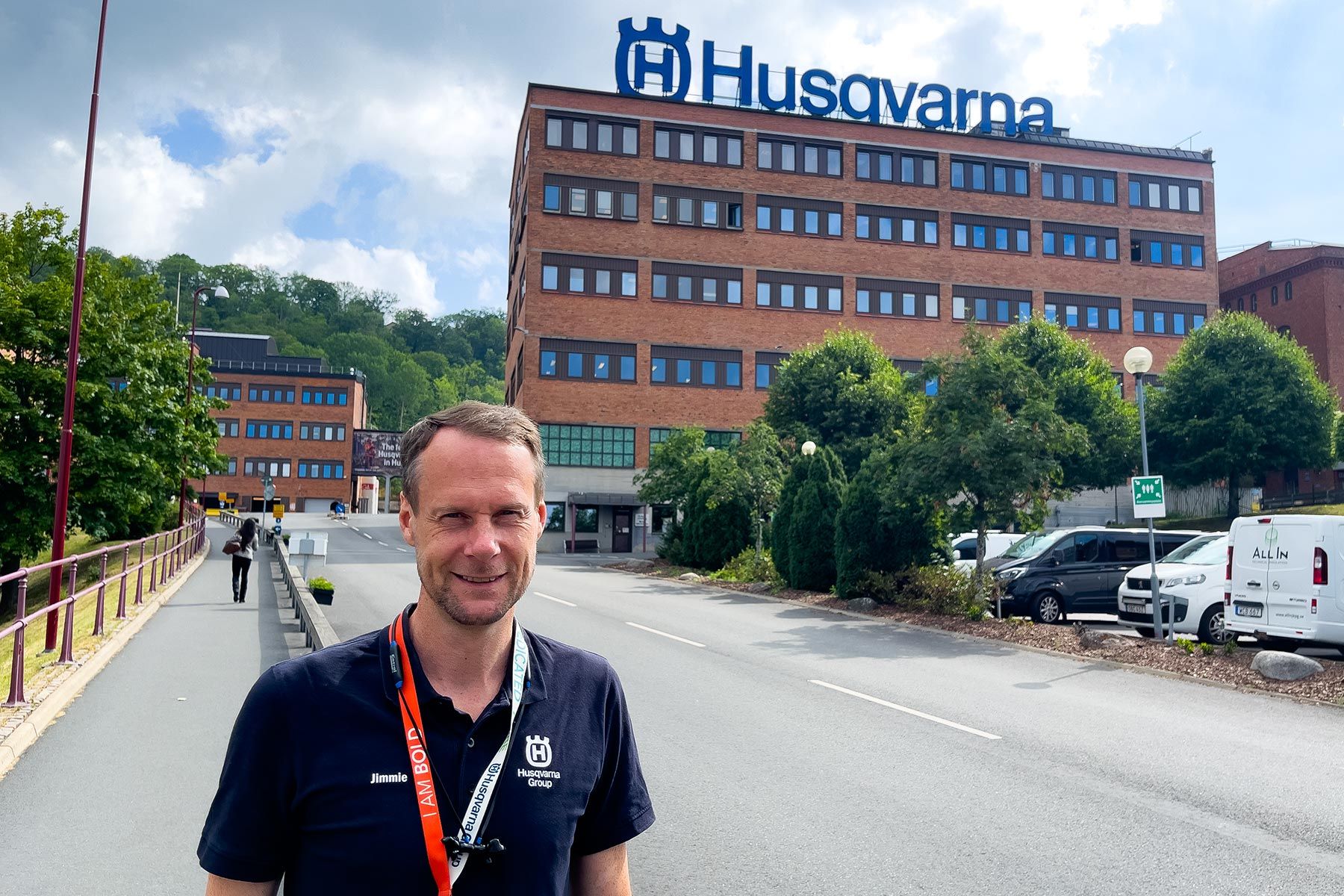 Jimmie Sollén, fabrikschef för Husqvarna Manufacturing, framför fabriken i Huskvarna. Foto: Esbjörn Guwallius