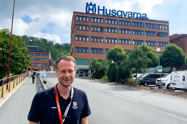 Jimmie Sollén, fabrikschef för Husqvarna Manufacturing, framför fabriken i Huskvarna. Foto: Esbjörn Guwallius