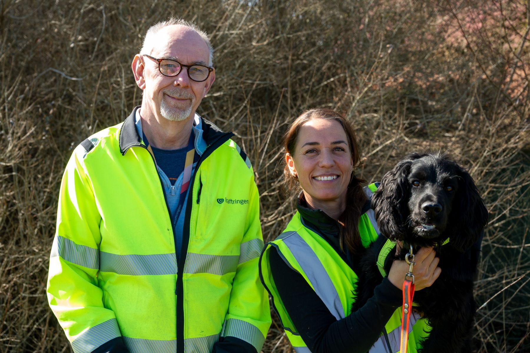 Johan Ohlsson, Therése Liljegren och cocker spanieln Elvis. Foto: Kraftringen.