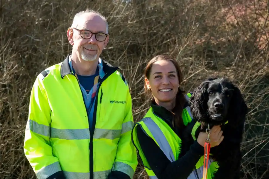 Johan Ohlsson, Therése Liljegren och cocker spanieln Elvis. Foto: Kraftringen.