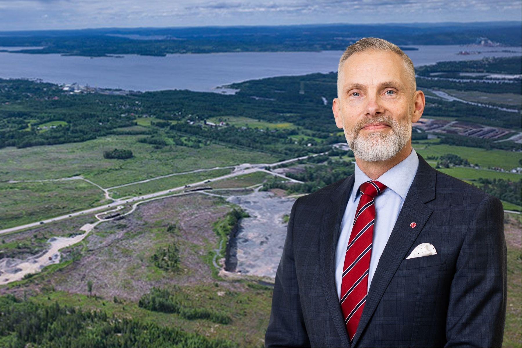 Stefan Dalin (S) och marken där Google vill bygga ett nytt datacenter. Foto: pressbilder (montage)