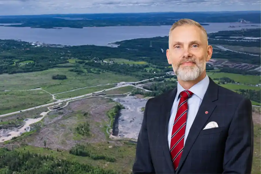 Stefan Dalin (S) och marken där Google vill bygga ett nytt datacenter. Foto: pressbilder (montage)