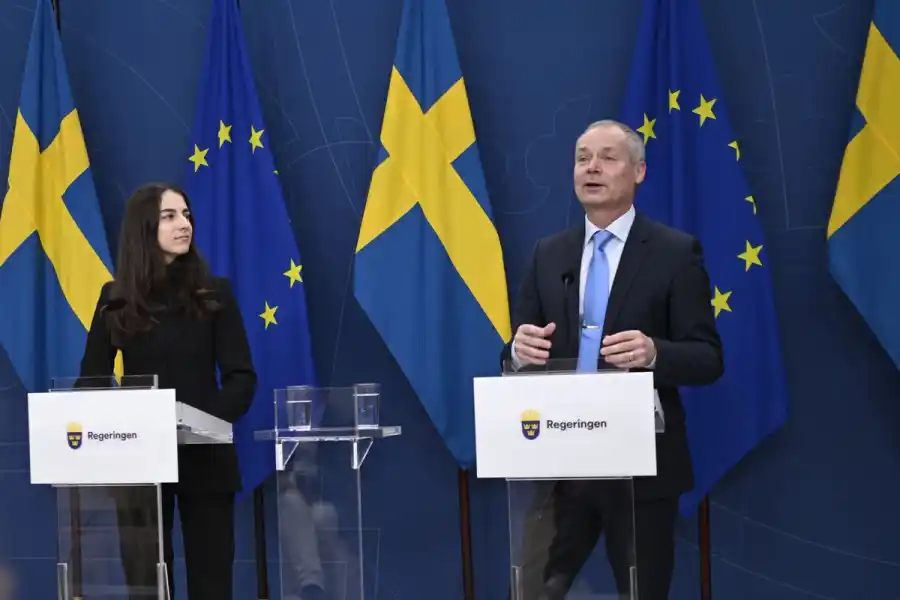 Klimat- och miljöminister Romina Pourmokhtari (L) och Johan Kuylenstierna, ny generaldirektör för Naturvårdsverket