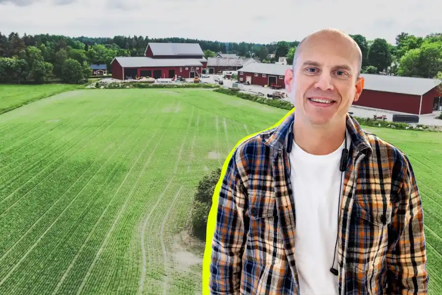 Nils Österström (Foto Ulf Palm / TT) framför Hasta Ecos gård i Hasta utanför Arboga (foto: pressbild).