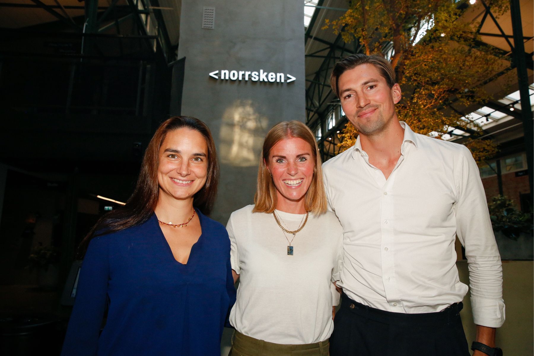 Clara Zverina (till vänster) och Gustav Alenmyr, Altor. I mitten Sofia Lindelöw, Norrsken Foundation. Foto: pressbild.