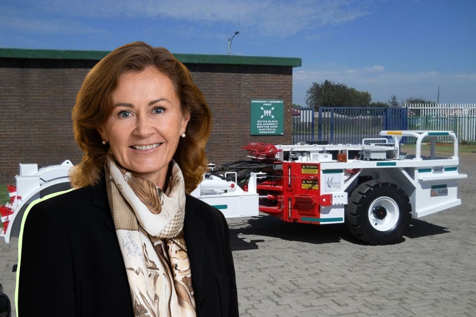 Epirocs vd Helena Hedblom framför servicefordonet UV42, som är en del av den sydafrikanska ordern. Foto: pressbilder (montage)