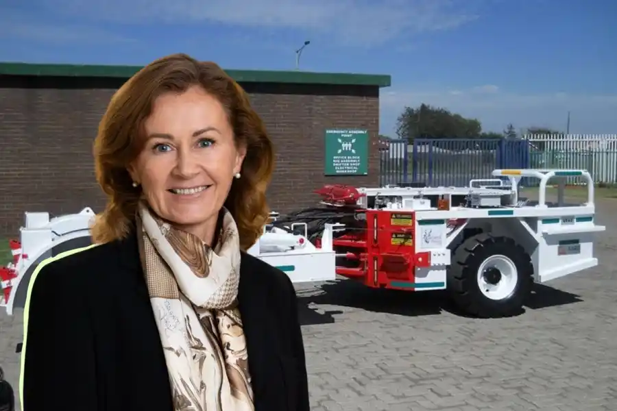 Epirocs vd Helena Hedblom framför servicefordonet UV42, som är en del av den sydafrikanska ordern. Foto: pressbilder (montage)