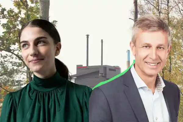 Klimatminister Romina Pourmokhtari (L) och Erik Tellgren, på Växjö Energi. Foto: TT/pressbilder.