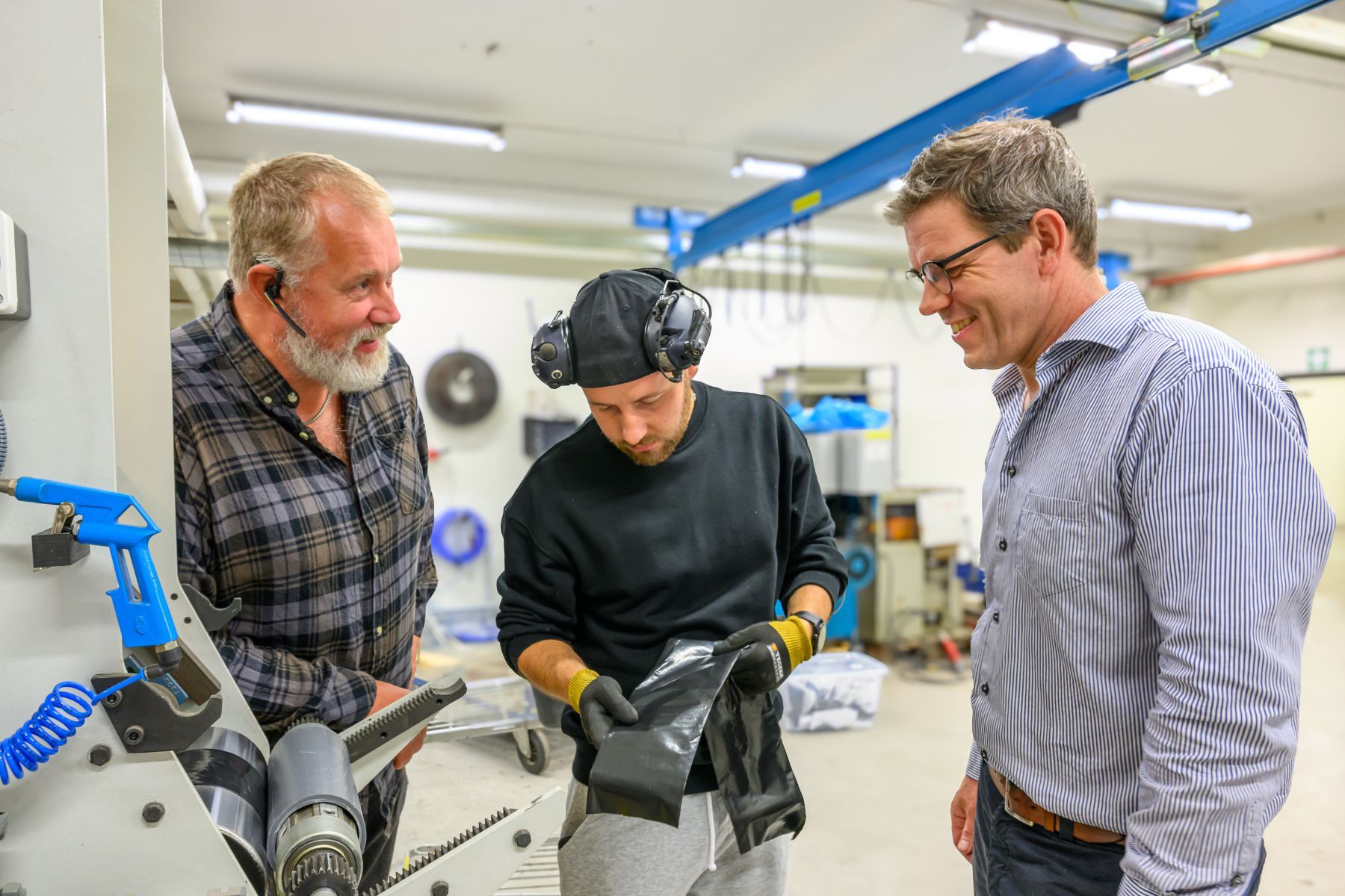 Robert Engberg, vd på Novoplast, till höger med Fredrik Ek, inköpare och Tomasz Dziegielewski, produktionschef på fabriken i Fjugesta. Foto: pressbild.