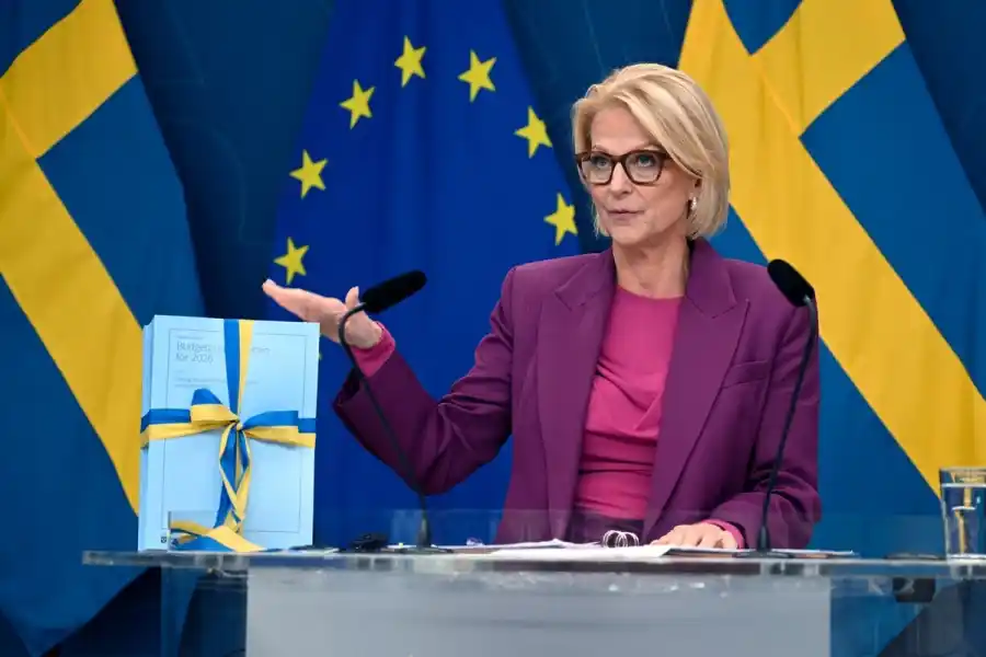 Finansminister Elisabeth Svantesson (M) presenterar 2026 års budget. Foto: TT/Fredrik Sandberg.