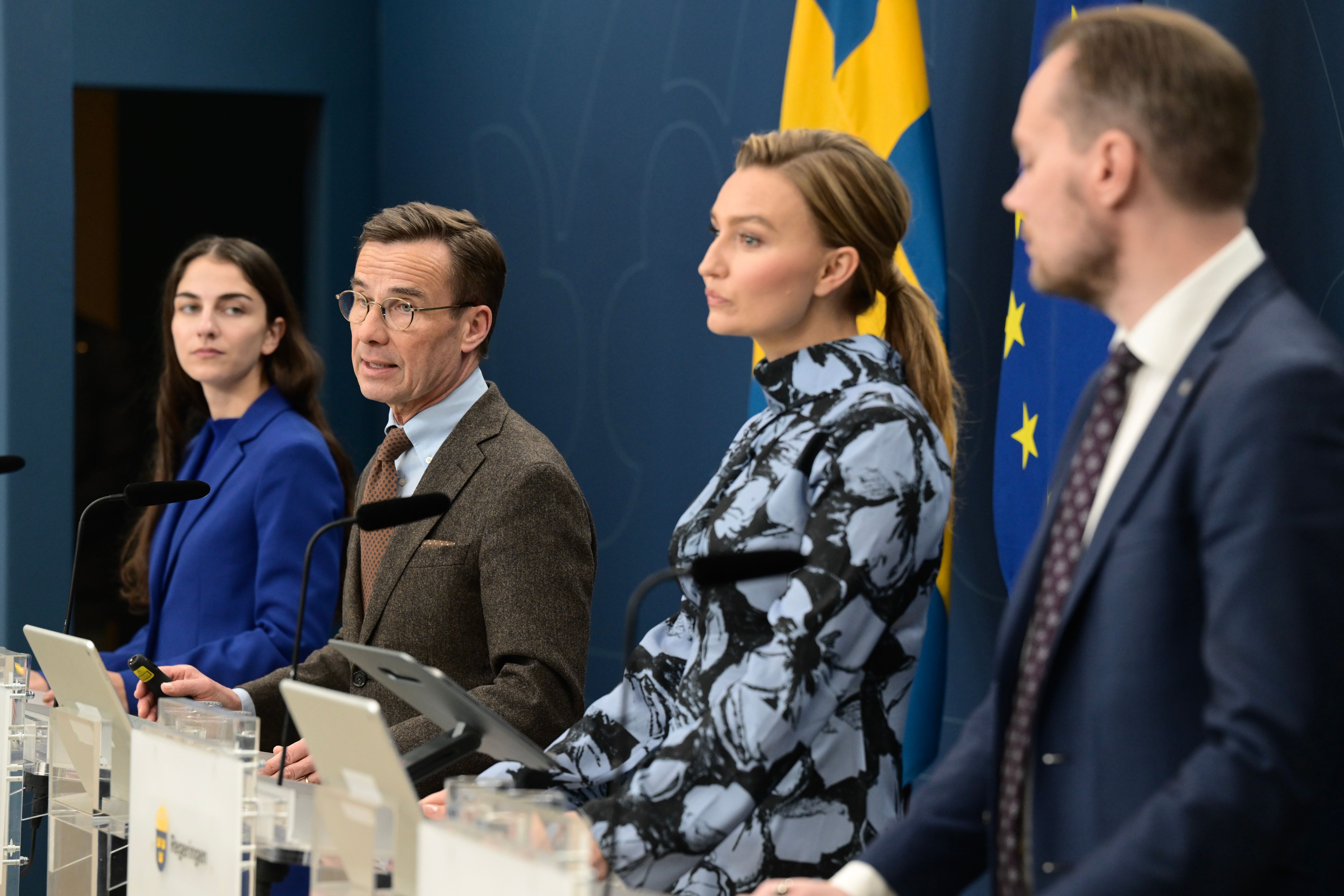 Statsminister Ulf Kristersson (M), energi- och näringsminister Ebba Busch (KD), klimat- och miljöminister Romina Pourmokhtari (L) samt Sverigedemokraternas klimat- och miljöpolitiska talesperson Martin Kinnunen (SD). Foto: Fredrik Sandberg / TT