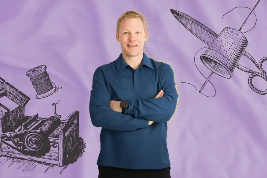 Dennis Nobelius, vd för Syre, iklädd en tröja gjord av Syres återvunna polyester. Foto: pressbild. Grafik av Impact Loop.