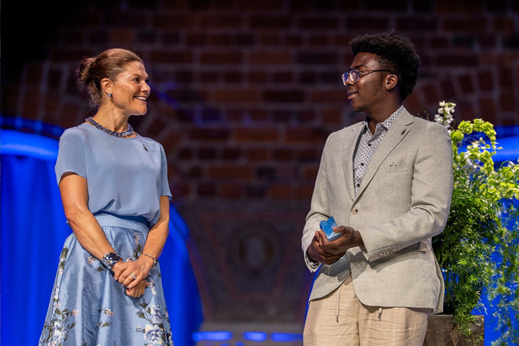 Kronprinsessan Victoria delar ut pris till Moroti Adegboyega. Foto: Jonas Borg.