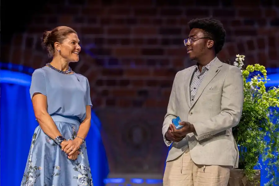 Kronprinsessan Victoria delar ut pris till Moroti Adegboyega. Foto: Jonas Borg.