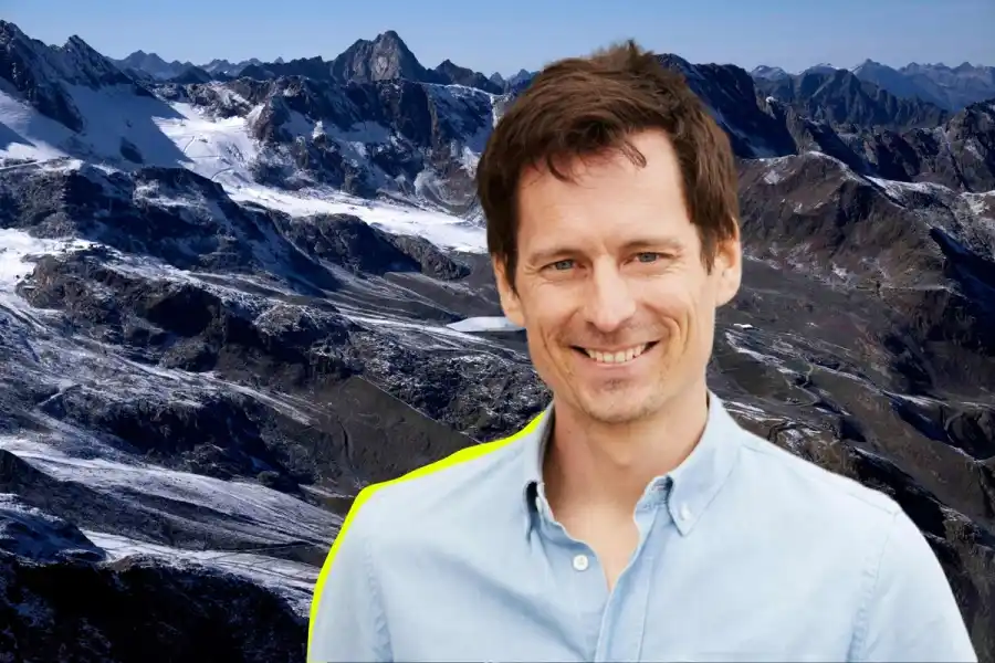 Kalle Nilvér, grundare av GoClimate, framför österrikiska alper. Foto: AP/TT.